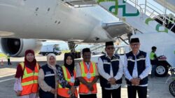 Teks foto : Wakil Bupati (Wabup) Aceh Tamiang, Ismail, SE.I sedang menyambut kepulangan jamaah haji Kloter BTJ-07 yang tiba di Bandara Internasional Sultan Iskandar Muda, Banda Aceh, Jumat (4/7/2025) pagi.