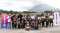 Keterangan Foto : Territory Sales XLSMART area Medan, Nazar Ruddin (depan sebelah kiri) saat menyerahkan santunan paket sekolah kepada anak-anak di kaki Gunung Sinabung, Kabupaten Karo, Provinsi Sumatera Utara, Kamis (3/7/2025).