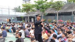 Teks fhoto Kepala Lembaga Pemasyarakatan Kelas IIA Labuhan Ruku Soetopo Berutu memberikan pengarahan kepada 1946 Warga Binaan Pemasyarakatan (WBP) jaga Kesehatan" dilapangan Kamis (3/7-2025). beritasore/alirsyah