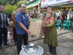 Bupati Asahan Serahkan Bansos Pembangunan Ekonomi Masyarakat Tahun Anggaran 2025