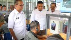 Teks fhoto Kepala Lembaga Pemasyarakatan Kelas IIA Labuhan Ruku Soetopo Berutu meresmikan Wartelsuspas sebagai fasilitas komunikasi bagi warga binaan pemasyarakatan (WBP) dengan keluarga Selasa (09/07-2025). beritasore/alirsyah