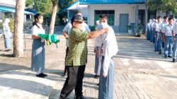 KEPALA SMA Negeri 1 Batangkuis H. Adi Sumarno, SPd didampingi Wakasek bidang Kesiswaan Trisno Hadi menyematkan badge kepada salah seorang siswi saat pembukaan MPLS TP 2025/2026 di halaman sekolah