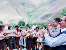 Inalum Bantu 16 Laptop Ke SMPN 2 Harian Samosir