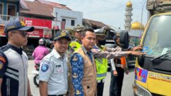Polres Batubara Ops Patuh Toba, Bagi Stiker Ke Pengguna Jalan