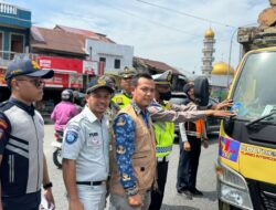 Polres Batubara Ops Patuh Toba, Bagi Stiker Ke Pengguna Jalan