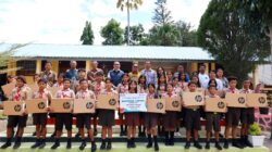 Inalum Serahkan Laptop  Ke SMPN 2 Harian Samosir