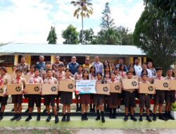 Inalum Serahkan Laptop  Ke SMPN 2 Harian Samosir