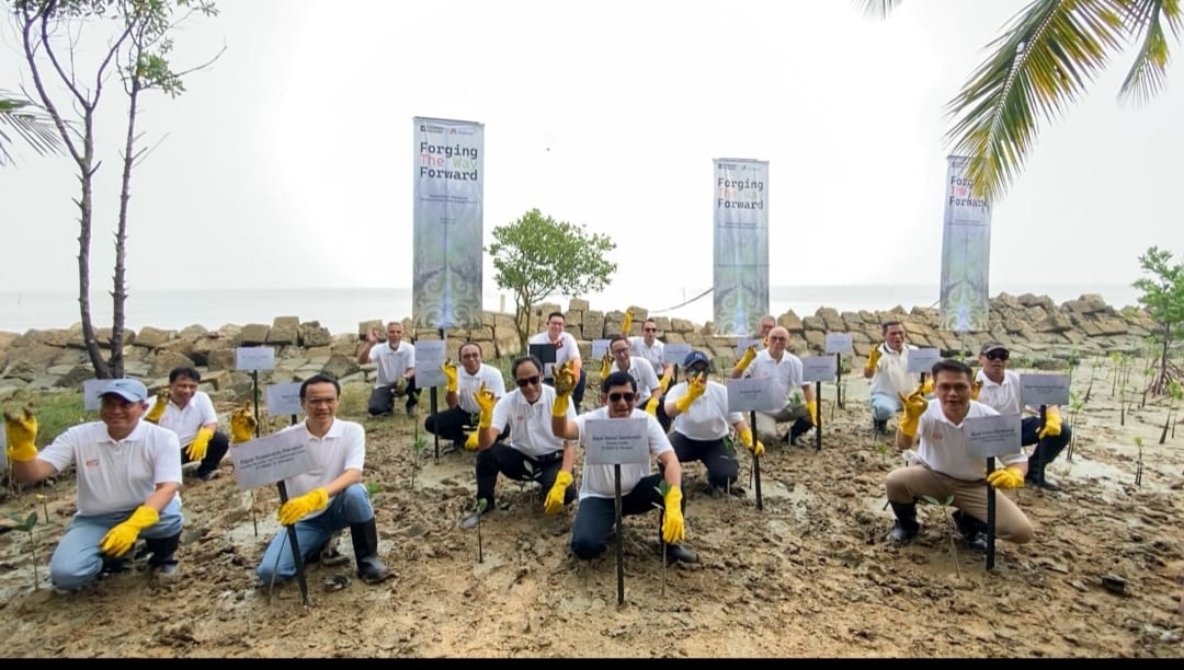 Teks fhoto MIND ID Dan Grup PT INALUM Tanam Mangrove serentak di Desa Sungai Duri II, Kecamatan Sungai Kunyit, Kabupaten Mempawah Senin (28/7-2025).beritasore/alirsyah