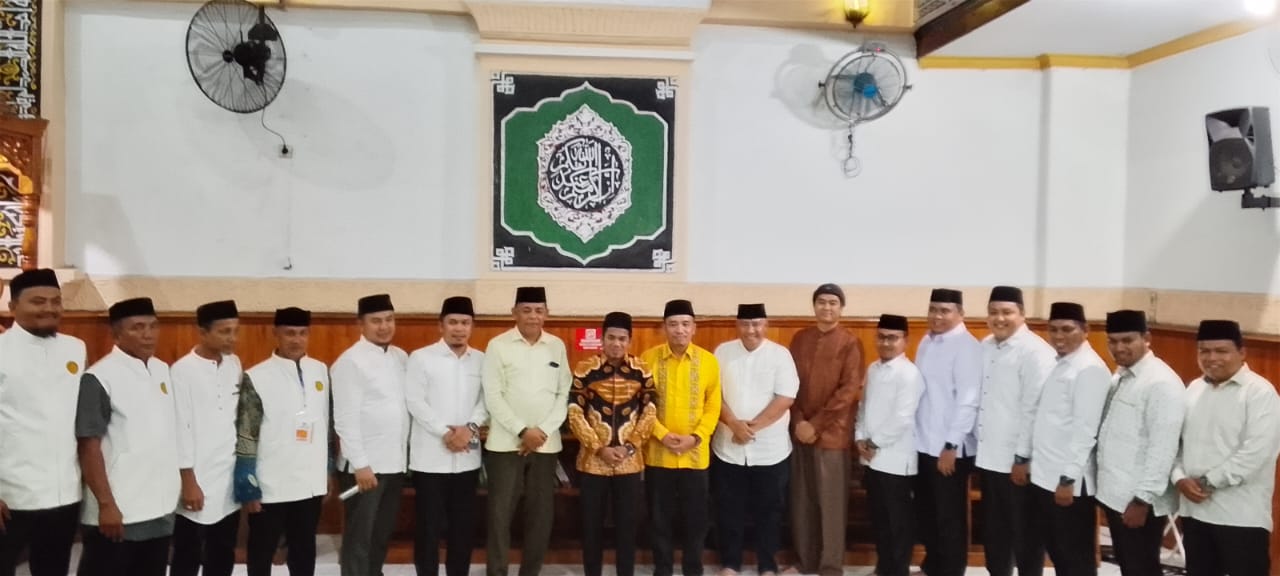 Teks foto :Ustad Ucai bersama ulama dan pengurus BKM Agung.(Berita Sore/ Riswan Rika)