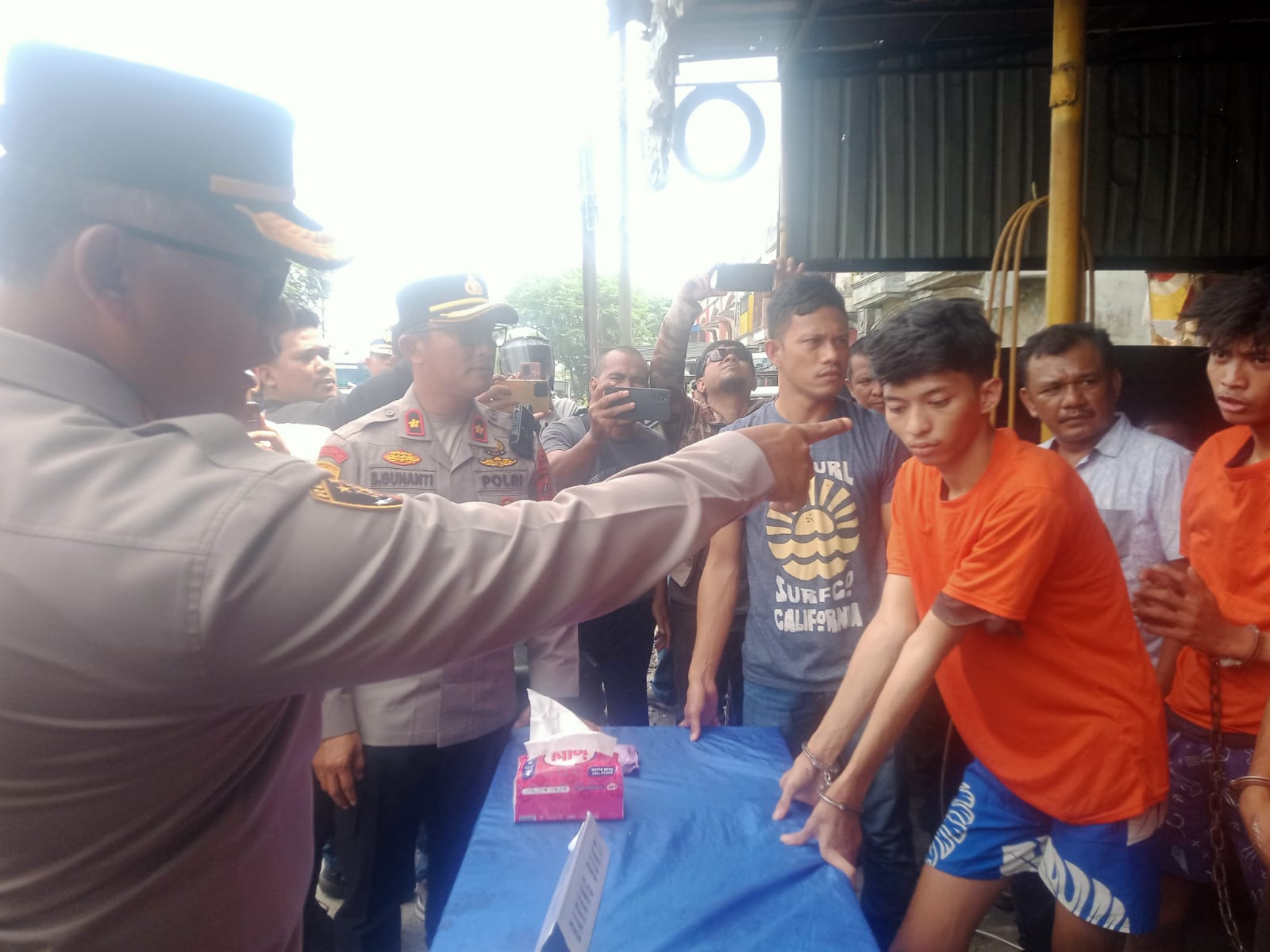 Teks.Kombes Pol.Gidion Arif Setyawan saat mengintrogasi pelaku