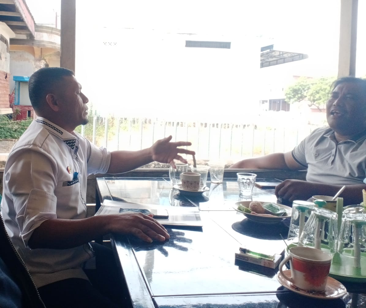 Kepala Dinas Pariwisata pemuda dan olah raga (Disparpora) Kabupaten Aceh Tenggara.Bakri Saputra Spd,tengah memberi keterangan kepada salah satu wartawan daerah.Terkait perkembangan wisata di Agara.Gambar di abadikan Rabu (30/7). Berita Sore/Husaini Amin