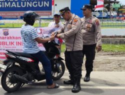 Dalam Rangka HUT Ke-80 RI, Polres Simalungun Bagikan 2500 Bendera Merah Putih Kepada Pengendara