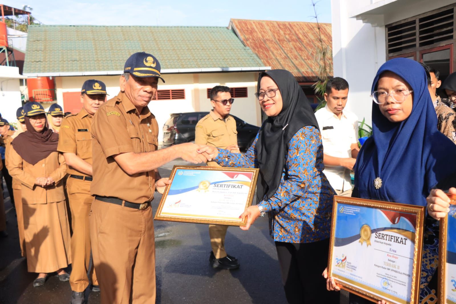 Teks foto : Sekdako Binjai H,Irwansyah Nst menyerahkan penghargaan. ( Berita Sore/ist).
