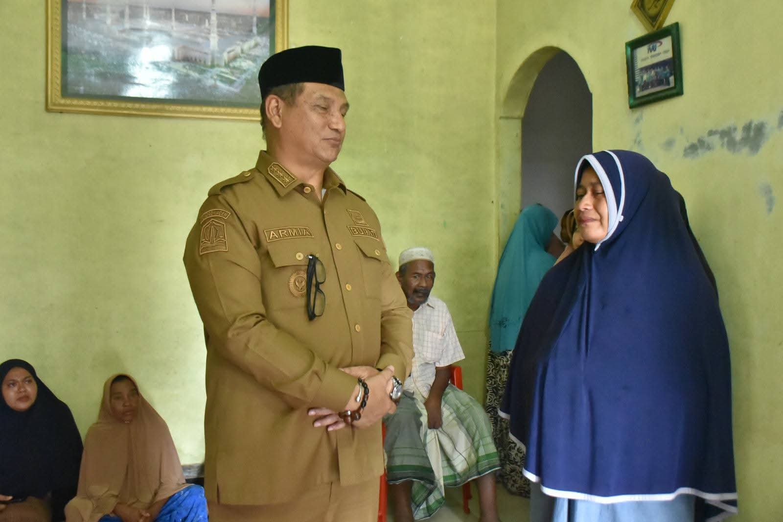 Teks foto : Bupati Aceh Tamiang, Irjen Pol. (P) Drs. Armia Pahmi, MH, saat mengunjungi kediaman orang tua almarhum Syahrul Ramadhan warga Kampung Sampaimah, Kecamatan Manyak Payed, Senin (4/8/2025).