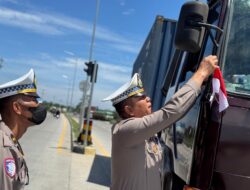 Sambut  HUT RI Ke-80 , Satlantas Polres Batubara Bagikan Bendera Merah Putih