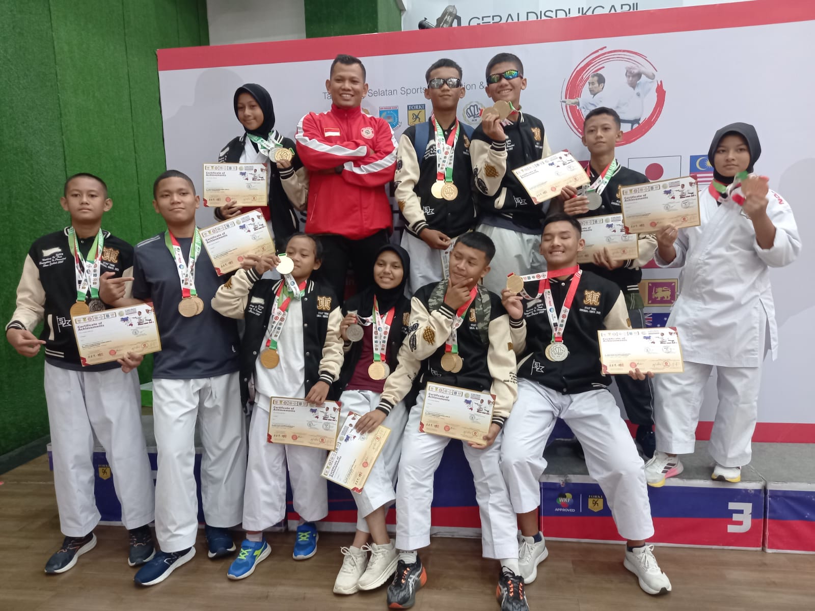 Ketua Pengda Gabdika Sumut Amat Sujoni (jaket merah) bersama para karateka Gabdika Sumut di Tangsel, Banten. Ist