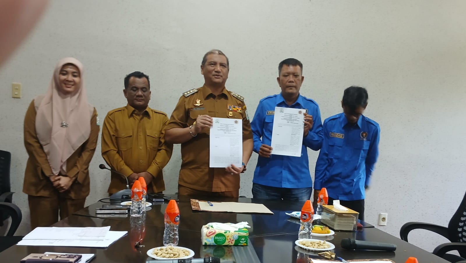 Teks foto : Rapat bersama pengurus dan anggota PWI Aceh Tamiang di ruang rapat Bupati Aceh Tamiang dan dihadiri oleh Wakil Bupati, Kabag Humas, serta Kepala Badan Kesbangpol. Selasa, ( 5/8/2025).