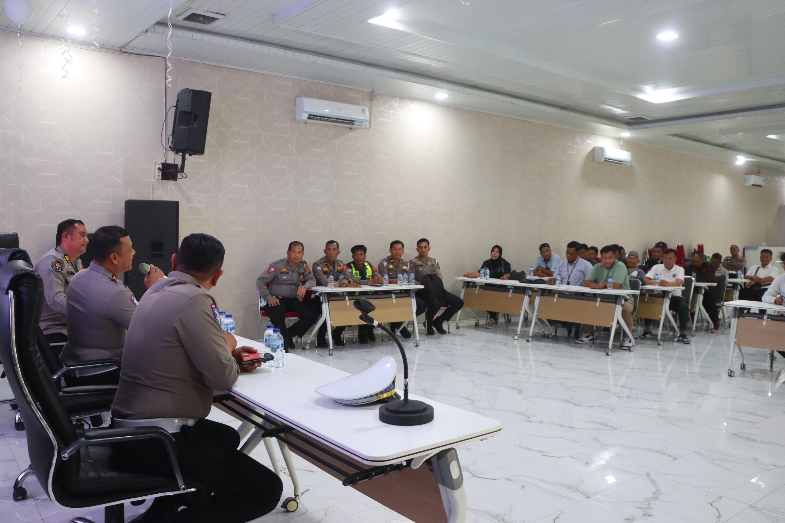 Teks fhoto pererat hubungan Kemitraan, Kasatlantas Polres Batubara AKP Simon E. Simatupang SH.MH didampingi Kasie Humas AKP Ahmad Fahmi SH menggelar Coffe morning di Aula Sarja Arya Racana Polres Batu Bara Rabu (6/8-2025). beritasore/alirsyah