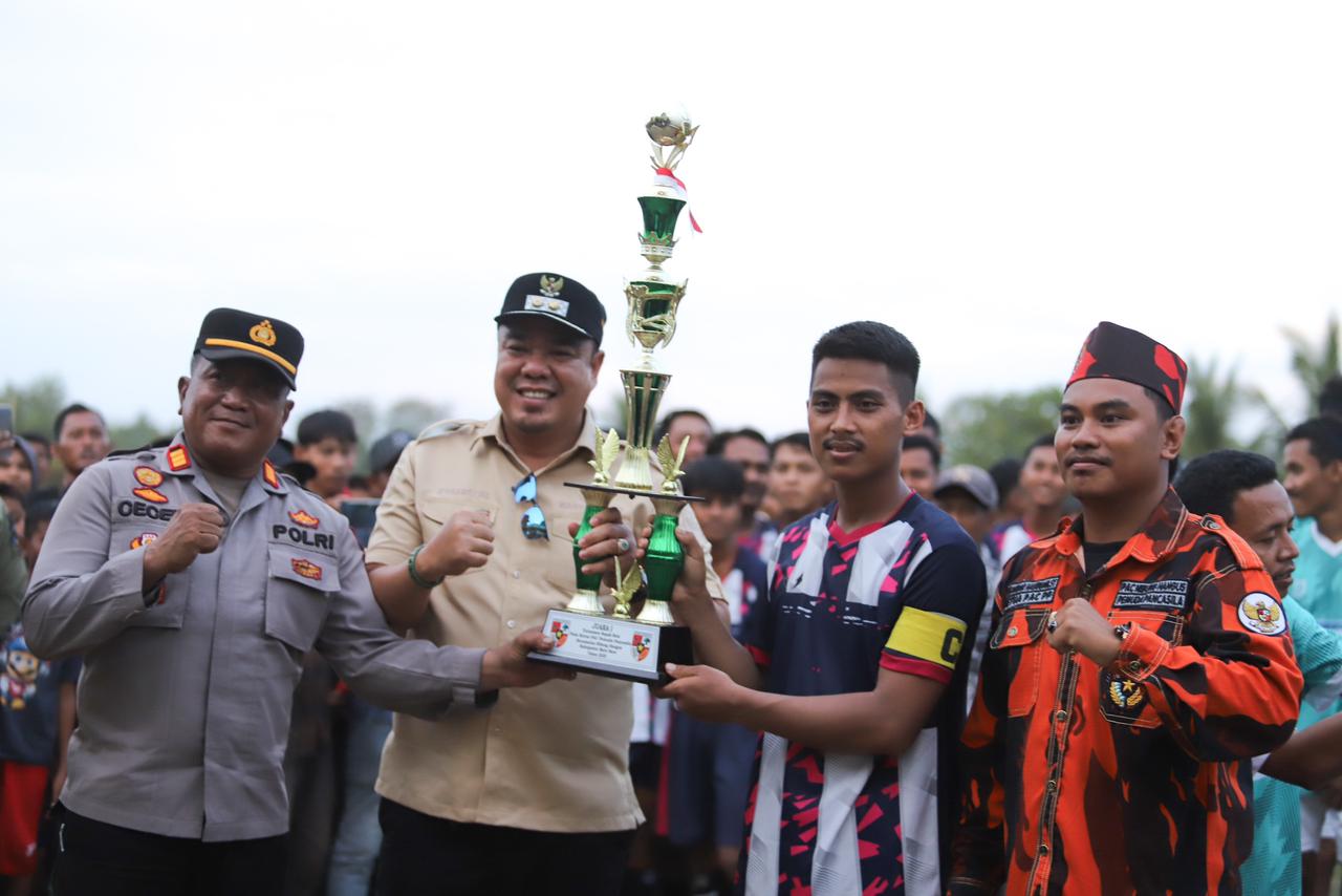 Teks fhoto Wakil Bupati Batubara Syafrizal SE,M.AP resmi menutup turnamen Sepakbola perebutkan Piala Ketua Pemuda Pancasila di Lapangan Dusun III Bulu Cina Desa Bagan Baru Kecamatan Nibung Hangus Selasa (05/08/2025). beritasore/alirsyah