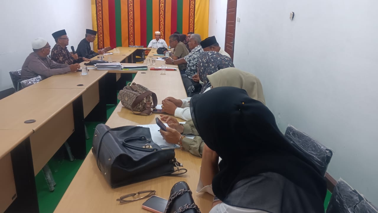 Keterangan foto: Pertemuan antara pengurus MAA Langsa dengan Tuha Peut Gampong Paya Bujok Blang Pase berlangsung hangat membicarakan masalah adat. (Ist)