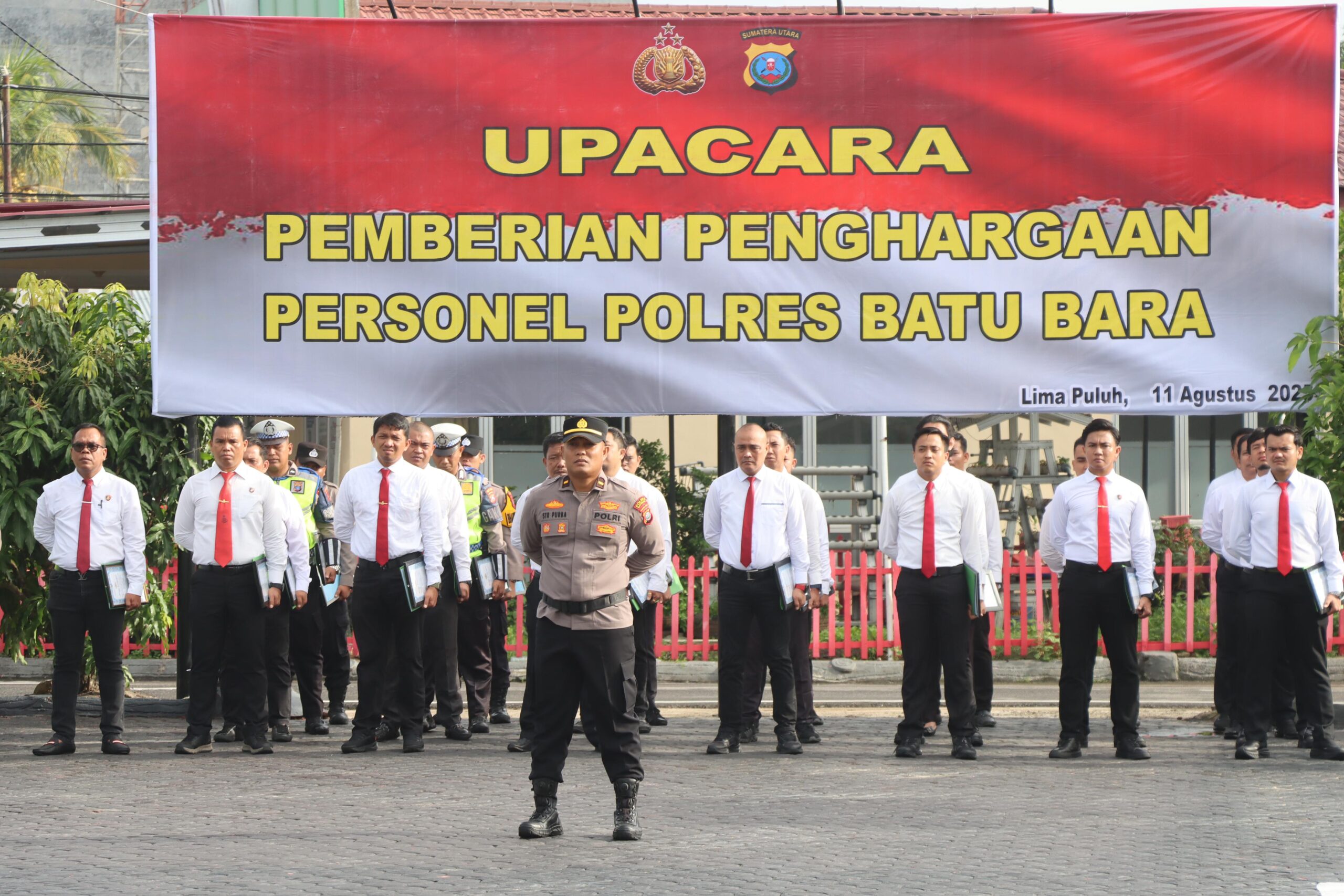 Teks fhoto Kapolres Batubara AKBP Doly Nelson H.H Nainggolan SH,MH berikan Piagam Penghargaan kepada 31 Personil di Moko Polres Batubara Senin (11/8-2025). beritasore/alirsyah
