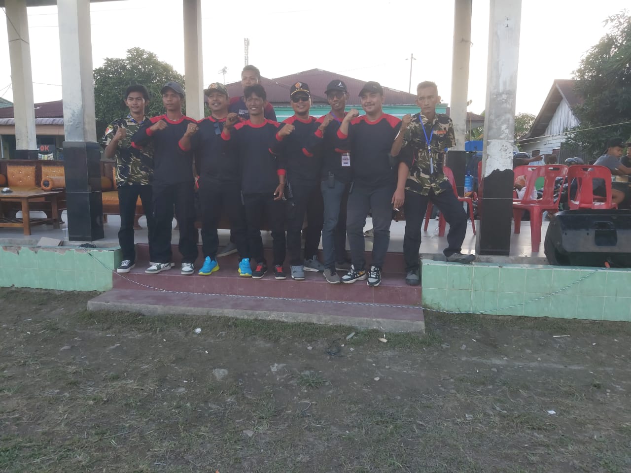 Teks Foto : Peserta Napak Tilas Brandan Bumi Hangus saat tiba di Lapangan Kampung Baru Kelurahan Brandan Timur Baru, Selasa (12/8/25)sore.Beritasore/Boy Aprizal