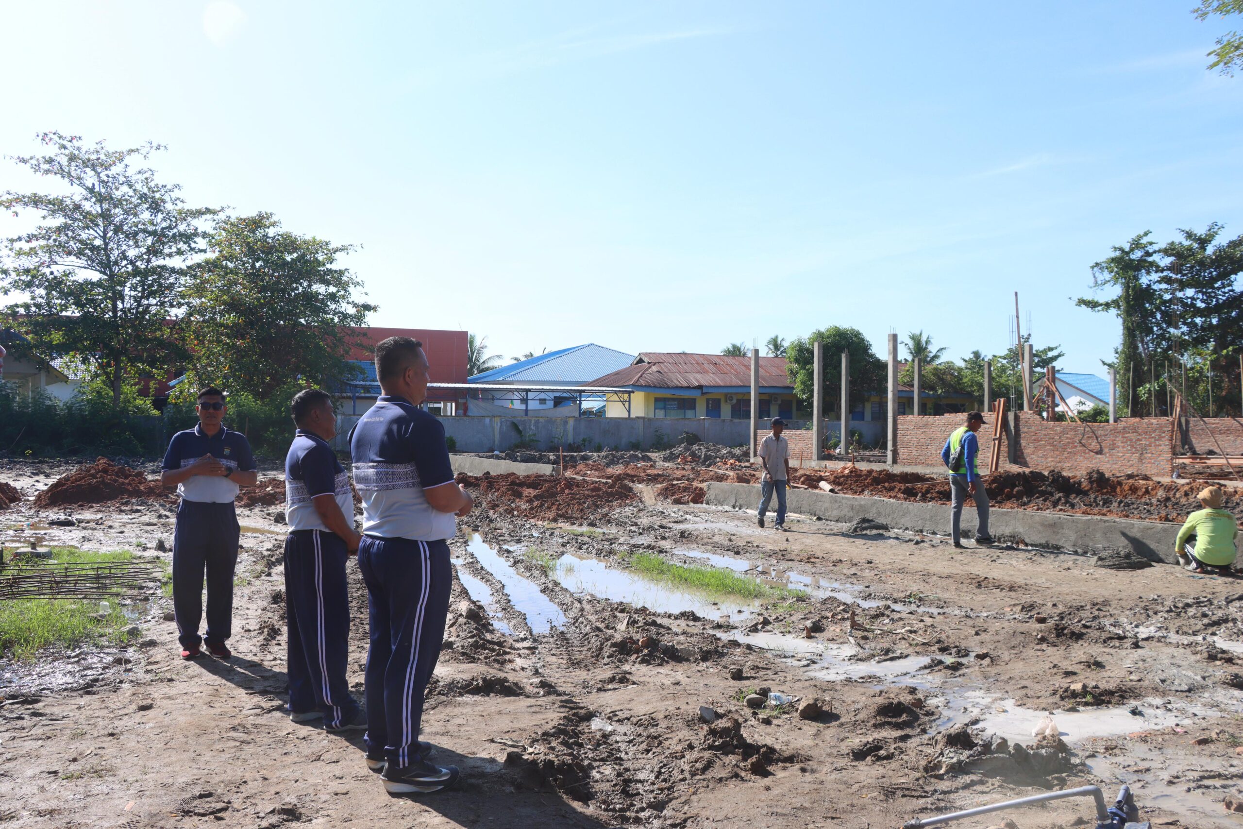 Teks fhoto Kapolres Batu Bara AKBP Doly Nelson H.H. Nainggolan, SH,MH didampingi Pejabat Utama (PJU) Polres Batu Bara melakuksn pengecekan perkembangan pembangunan Satuan Pelayanan Pemenuhan Gizi (SPPG) di Mapolsek Labuhan Ruku Selasa (12/8-2025).beritasore/alirsyah