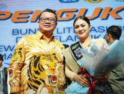 Ny Veny Sowa’a Laoli Terima Selempang Sebagai Bunda Literasi Dan PAUD Gunungsitoli