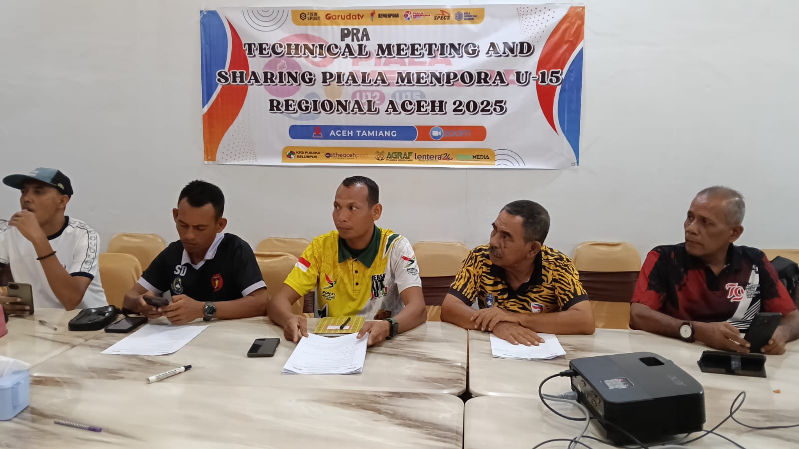 Teks foto : Panitia penyelenggara serta Person In Charge (PIC) Piala Menpora U-15 Regional Aceh, Rabu (13/08/2025) saat menggelar Pra Technical Meeting dan Sharing informasi terkait penyelenggaraan Piala Menpora Regional Aceh.