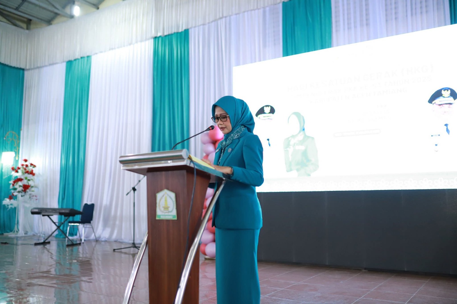 Teks foto : Ketua TP-PKK, Ny. Yuyun Armia saat memberikan kata sambutan pada momentum Hari Kesatuan Gerak (HKG) PKK ke-53 yang digelar di GOR Aceh Tamiang, Rabu (13/8/2025).