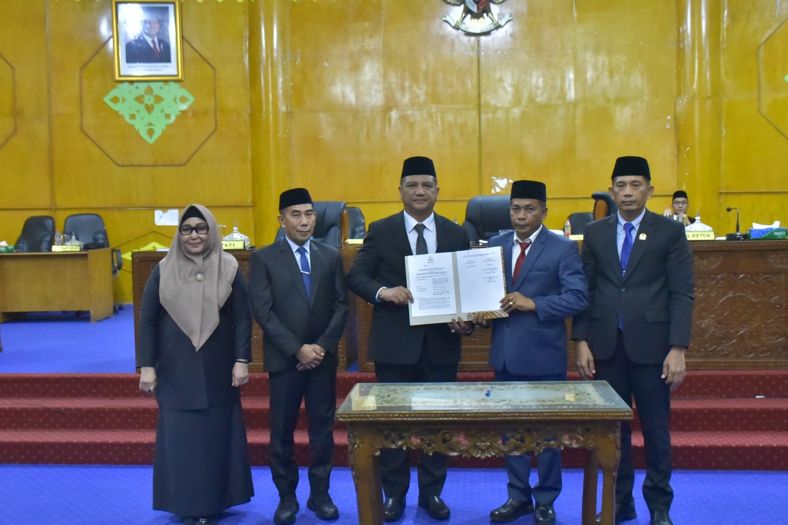 Teks foto : Penandatanganan nota kesepakatan bersama antara Kepala Daerah dengan DPRK Aceh Tamiang terhadap Rancangan Qanun Rencana Pembangunan Jangka Menengah Daerah (RPJMD) Tahun 2025-2029 di ruang sidang Utama DPRK, Jumat (15/8/2025).