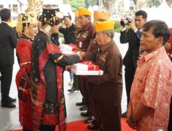 Rico Waas Mengenakan Pakaian Adat Mandailing Pimpin Upacara Kemerdekaan RI