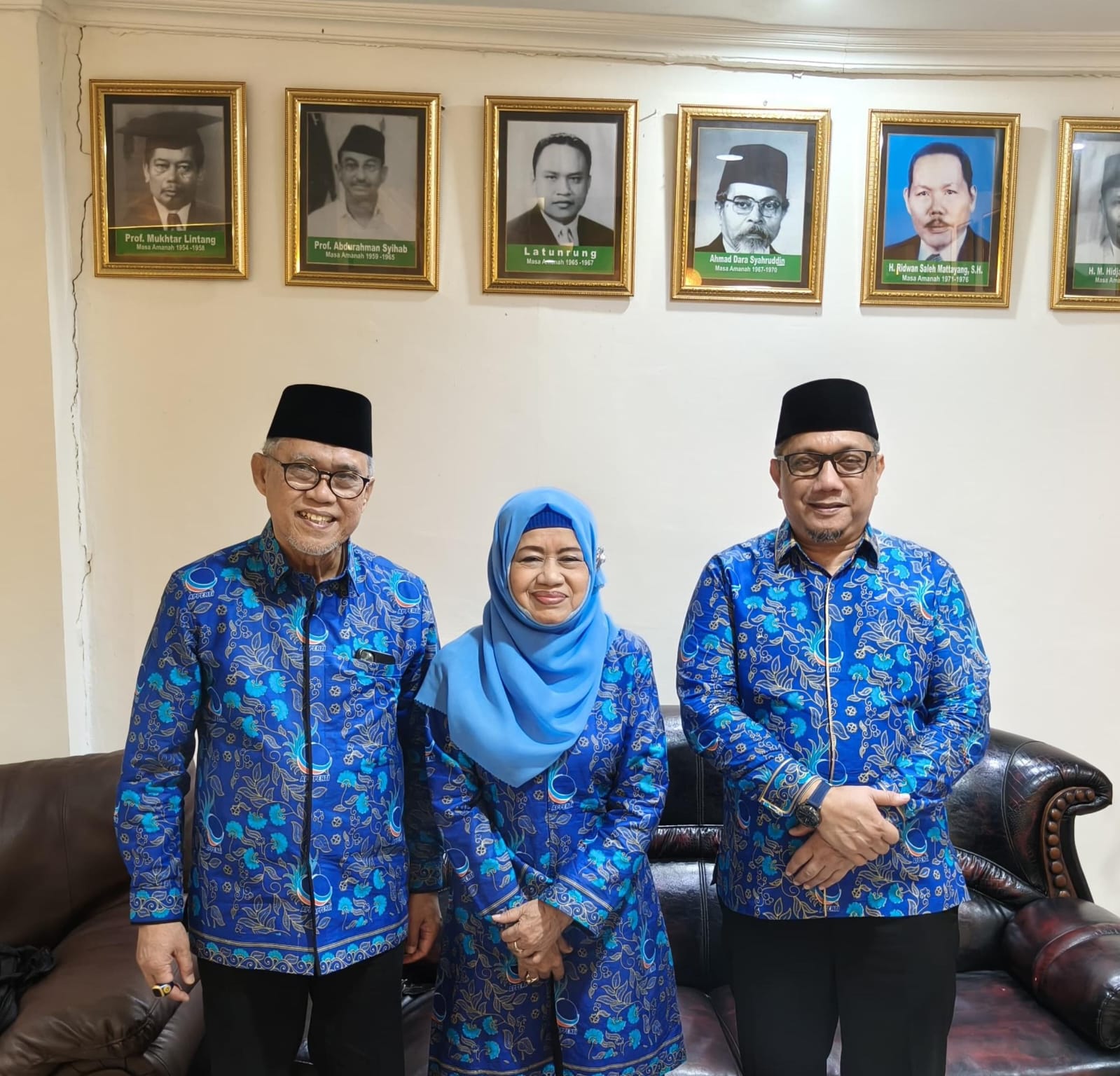 Teks foto: Dari kiri ke kanan : Ketua Umum APPERTI Pusat, Prof. Dr. Mansyur Ramly, SE, MSi ; Ketua APPERTI SULSEL, Ketua terpilih, Prof. Dr. Masrurah Moktar, MA ; dan Ketua APPERTI SUMUT, Ir. Indra Gunawan, MP.