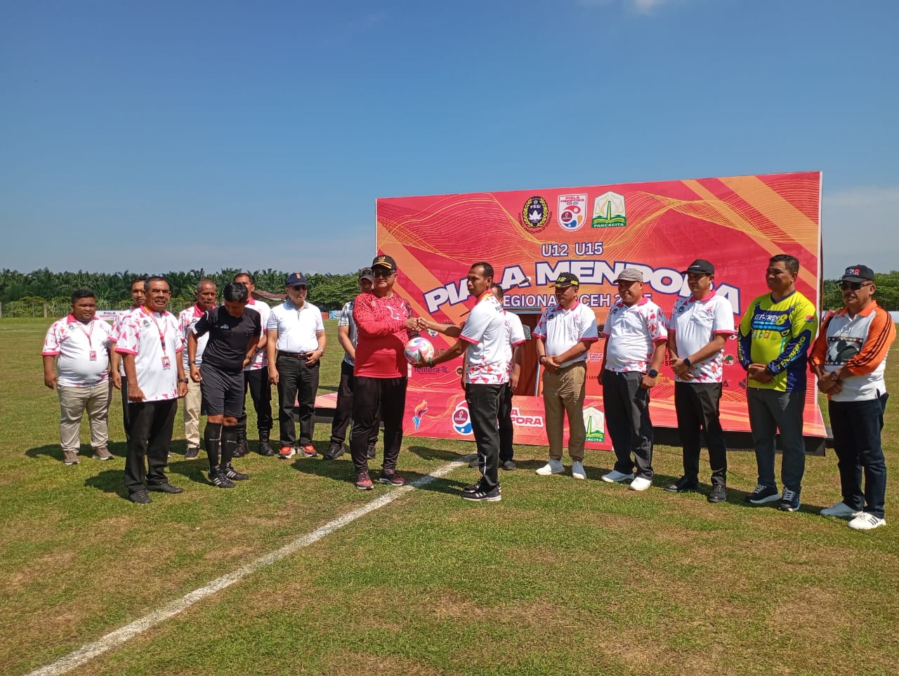 Teks foto : Bupati Aceh Tamiang, Irjen Pol (P) Drs Armia Pahmi, MH, secara resmi membuka turnamen sepakbola piala Menpora U-15 Tahun 2025 yang berlangsung di Lapangan Stadion Aceh Tamiang, Jumat (22/8/2025).