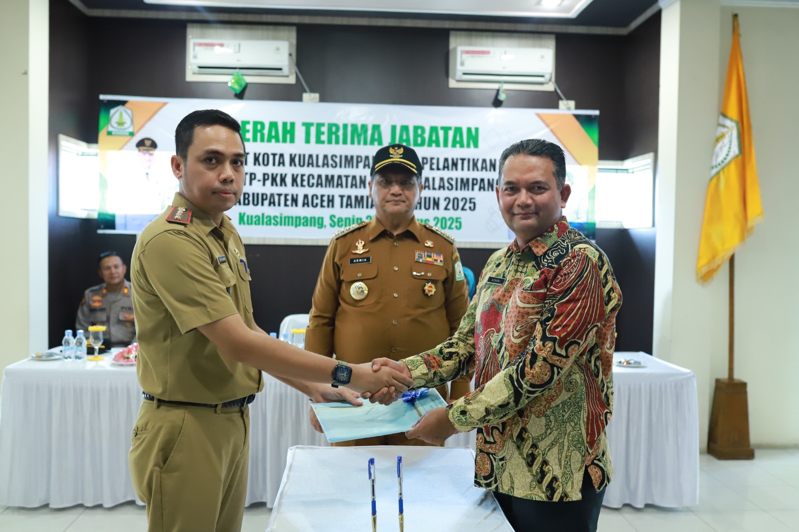 Teks foto : Bupati Aceh Tamiang, Irjen Pol. (P) Drs. Armia Pahmi, MH, saat memimpin serah terima jabatan Camat Kota Kualasimpang di Kantor camat setempat, Senin (25/8/2025).