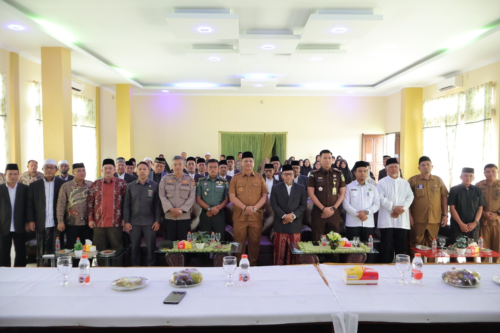 Teks foto : Kegiatan Pendidikan Kader Ulama Perempuan (PKUP) Angkatan ke-VII yang berlangsung di Aula Ma’had Aly Ahlul Qur’an Masjid Istiqamah, Kampung Landuh Kec. Rantau dibuka langsung Bupati Aceh Tamiang, Irjen POl. (P) Drs. Armia Pahmi, MH, Selasa (26/8/2025).