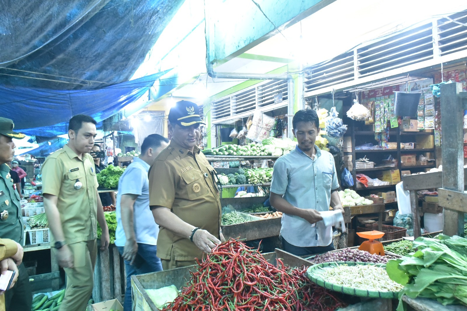 Teks foto : Bupati Aceh Tamiang, Irjen Pol. (P) Drs. Armia Pahmi, M.H., saat melakukan inspeksi mendadak di Pasar Pagi Kota Kualasimpang, Selasa (26/8/2025).