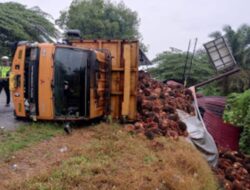 Truck Fuso Muatan TBS Terbalik Menimpa Warung 1 Tewas