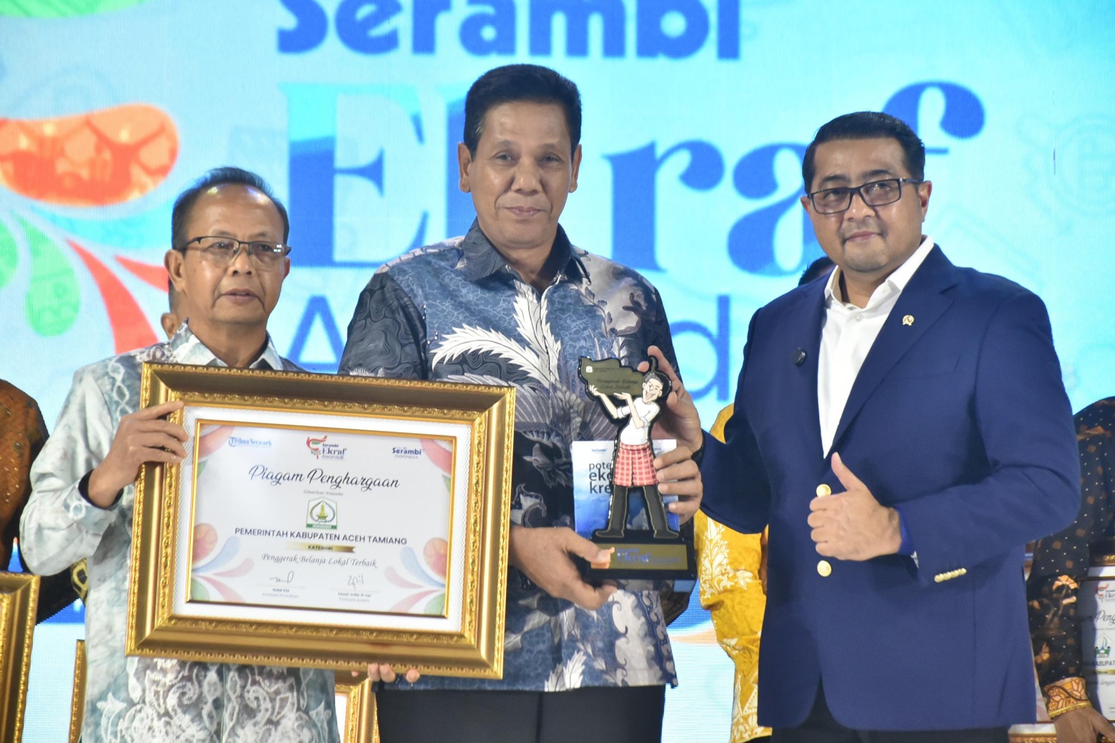 Teks foto : Asisten Pemerintahan, Keistimewaan Aceh dan Kesra Setdakab, Muslizar, S.Pd, MM (tengah) mewakili Bupati Aceh Tamiang saat menerima penghargaan Penggerak Belanja Lokal Terbaik, yang diserahkan Menteri Ekonomi Kreatif, Teuku Riefky Harsya, di The Pade Hotel, Banda Aceh, Jumat (29/8/2025).