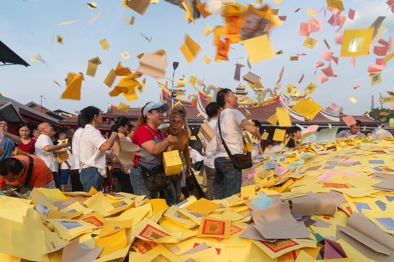 Teks Foto: Warga etnis Tionghoa melemparkan uang kertas persembahan pada perayaan Hungry Ghost Festival di Vihara Gunung Timur Medan, Kota Medan, Sumatera Utara, Sabtu (6/9/2025). Perayaan tersebut merupakan sembahyang untuk penghormatan kepada leluhur dan dipercaya akan menjadi bekal bagi arwah orang-orang yang sudah meninggal menuju ke alam baka. Berita Sore/ M.Zulfan Dalimunthe.