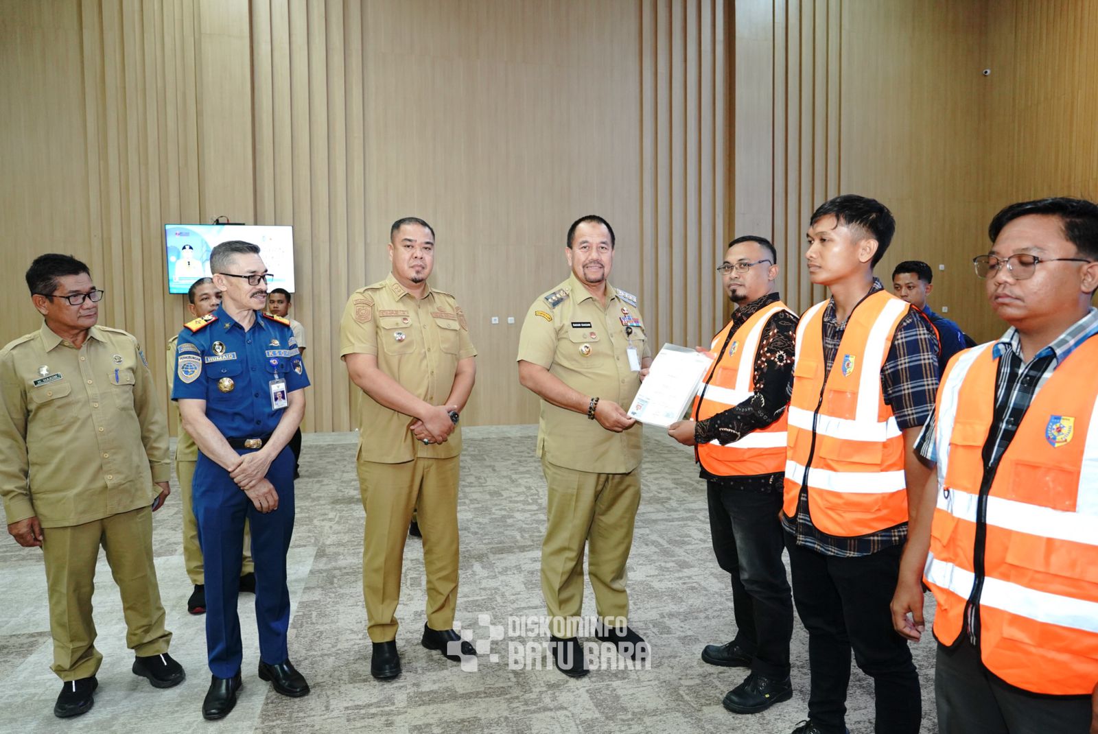 Teks fhoto Bupati Batubara H.Baharuddin Siagian SH,M.Si didampingi Wakil Bupati  serahkan 60 Sertifikat Kompetensi K3 Senin (8/09/2025).beritasore/alirsyah