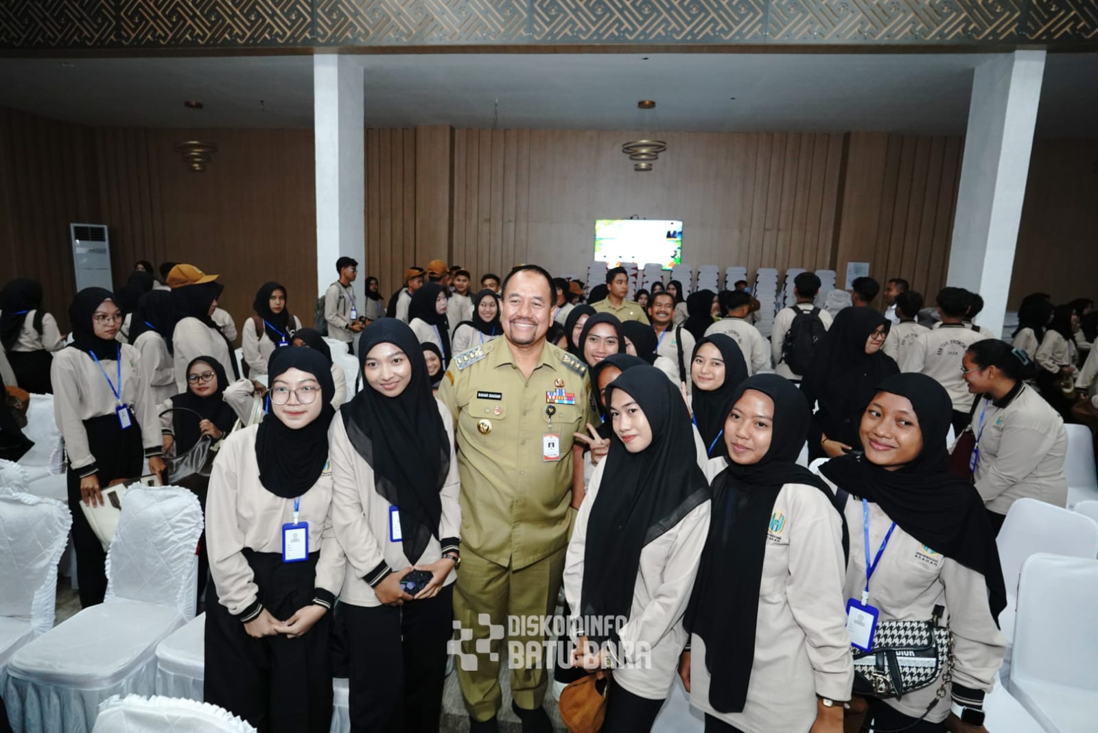 Teks fhoto H.Baharuddin Siagian, S.H., M.Si sambut Mahasiswa KKN UNA dan mengajak kelola Koperasi Desa  di Aula Kantor Bupati Batubara, Kecamatan Lima Puluh, Senin (8/9/2025).beritasore/alirsyah