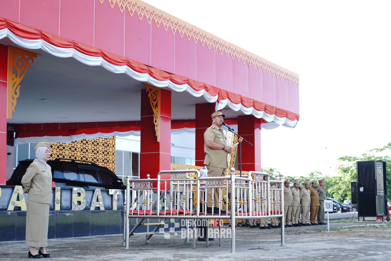 Teks fhoto Bupati Batubara H.Baharuddin Siagian SH,M.Si helar Apel pagi di Halaman Kantor Bupati Batubara Senin (8/9/2025). beritasore/alirsyah