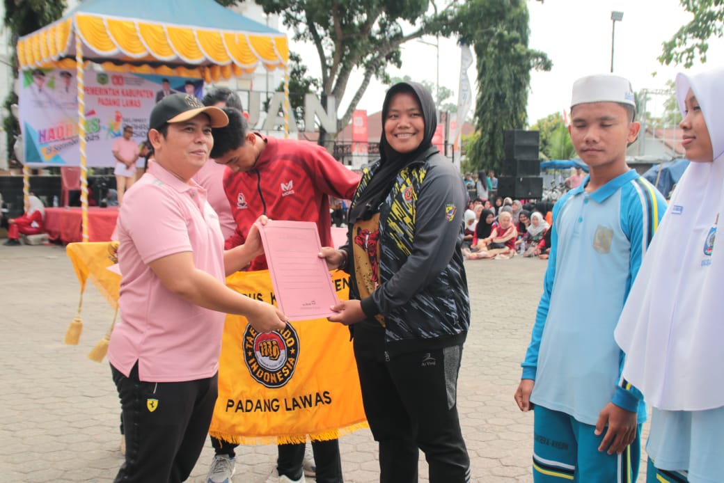 Keterangan Gambar: Bupati Palas Putra Mahkota Alam Hasibuan SE menyerahkan hadiah pemenang lomba perayaan Haornas ke-42 tahun 2025 di lapangan Merdeka Sibuhuan, Selasa (9/9) (Berita/Ist)