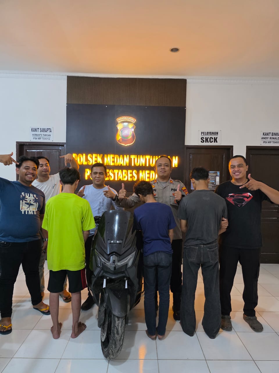 Kapolsek Medan Tuntungan Iptu Syawal.Sitepu yang di dampingi Kanit Reskrim Iptu Ombrin Siallagan bersama pelaku foto bersama di Polsek Medan Tuntungan