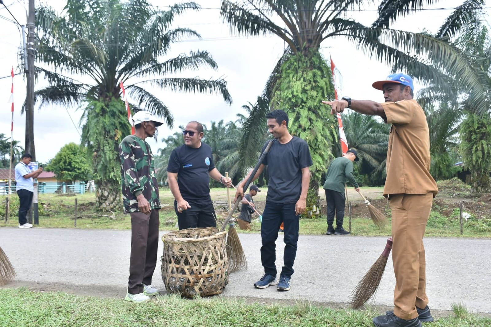 Teks foto : Bupati dan Wakil Bupati Aceh Tamiang bersama Ketua TP-PKK Kabupaten Aceh Tamiang beserta jajaran, OPD terkait dan masyarakat saat melaksanakan gotong royong massal di Kampung Perkebunan Pulau Tiga, Kecamatan Tamiang Hulu, Selasa (9/9/2025).