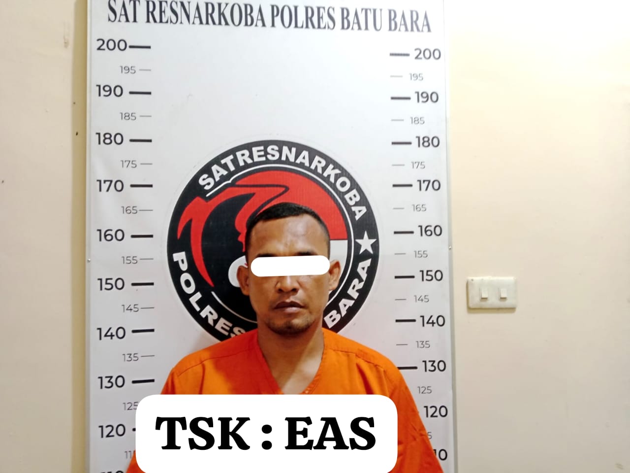 EAS (42) warga Desa Simpang Dolok Kecamatan Datuk Limapuluh Kabupaten Batubara tidak berkutik ditangkap Personil Polsek Limapuluh Polres Batubara Sabtu (13/9-2025). beritasore/alirsyah