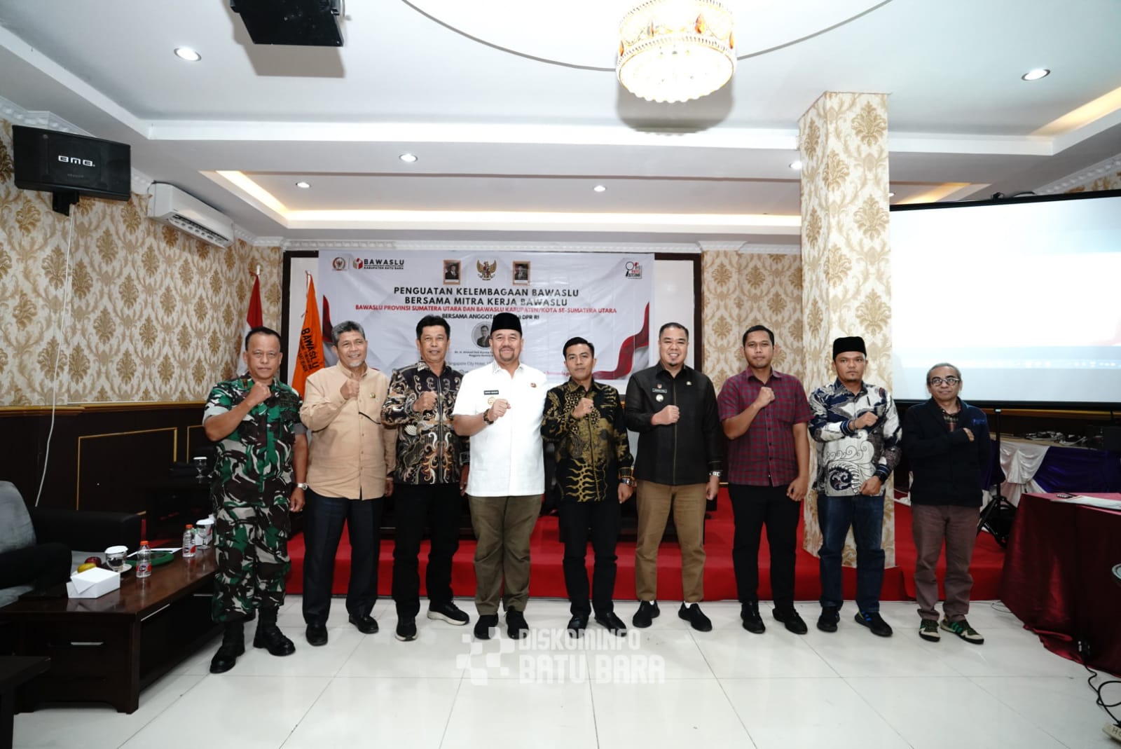 Teks fhoto Bupati Batubara H. Baharuddin Siagian, SH, M.Si dan Wabup Syafrizal, SE, M.AP menghadiri RPJMN) serta Penguatan Kelembagaan Badan Pengawas Pemilu (Bawaslu) bersama mitra kerja Bawaslu di Aula Hotel Singapore Land, Kecamatan Sei Balai Sabtu (13/9/2025).beritasore/alirsyah