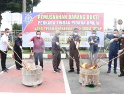 Kejari Binjai Musnahkan Barang Bukti Rampasan Sejumlah Perkara