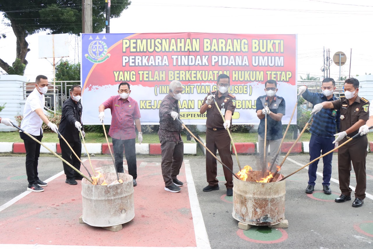 Teks foto : Pelaksanaan pemusnahan barang bukti di Kejari Binjai. ( Berita Sore/ ist)